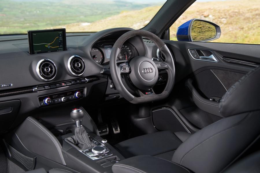 Торпедо Audi RS3 Sportback (8V) 2015 года  (UK) (фото 20 из 30)